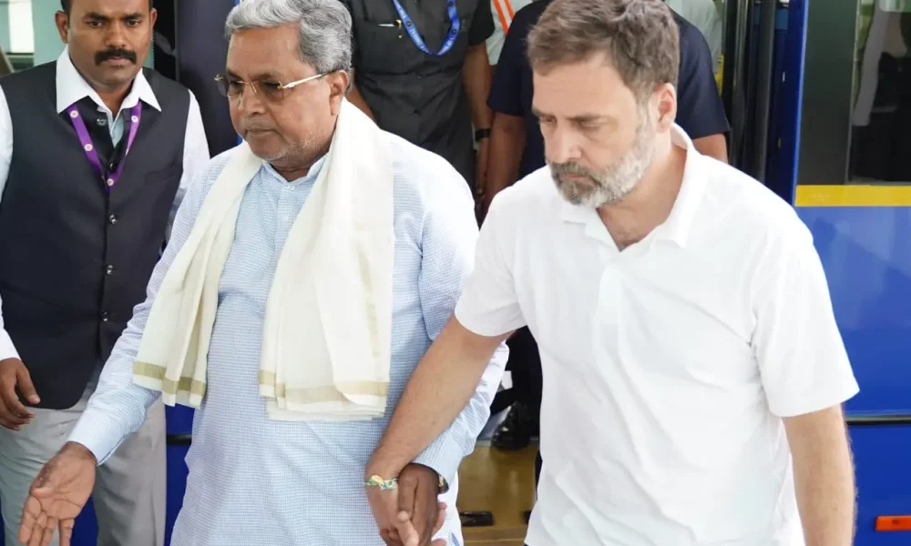 rahul holds siddaramaiah hand