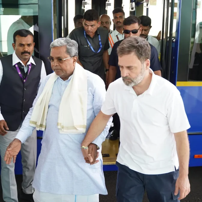 rahul holds siddaramaiah hand