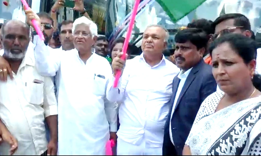 Minister Ramalingareddy drives the new Kalyana Ratha Bus to travel from Sindhanur to Bangalore