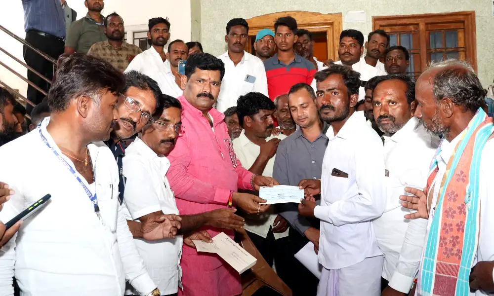 Minister distributes compensation check to families of deceased in Basarihala village in Koppala