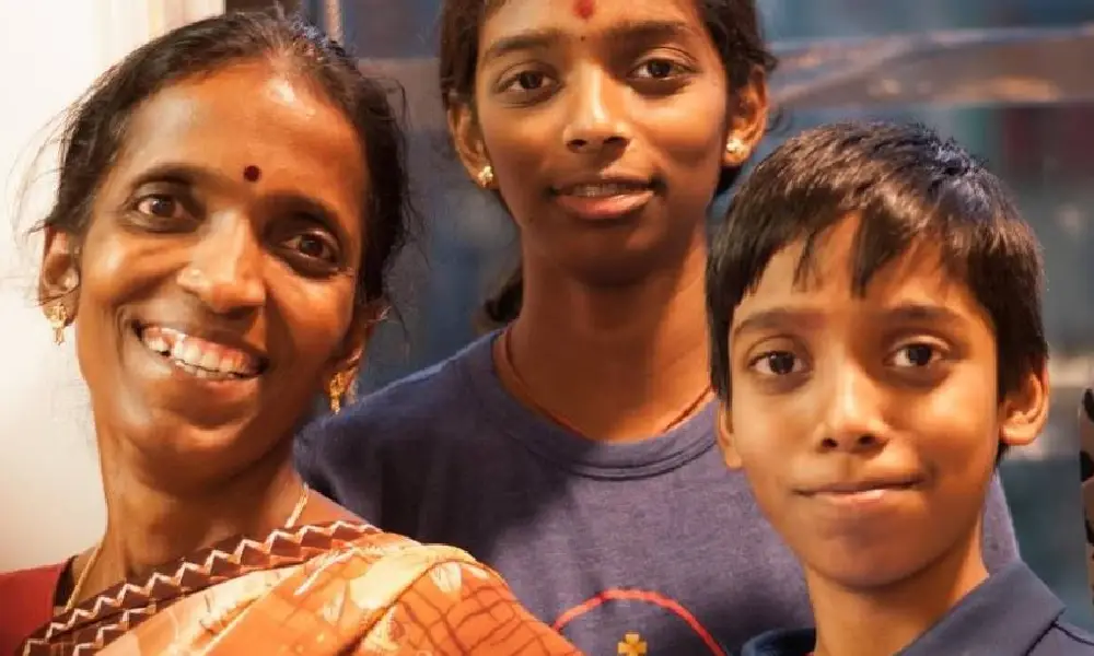  praggnanandhaa  with Mother and sister