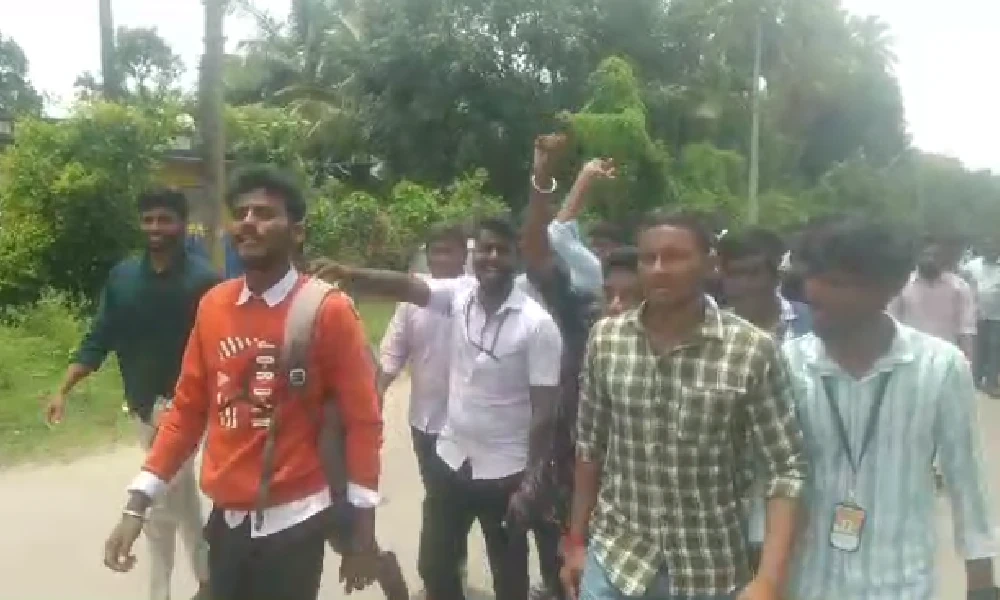 Students protest at bhadravathi