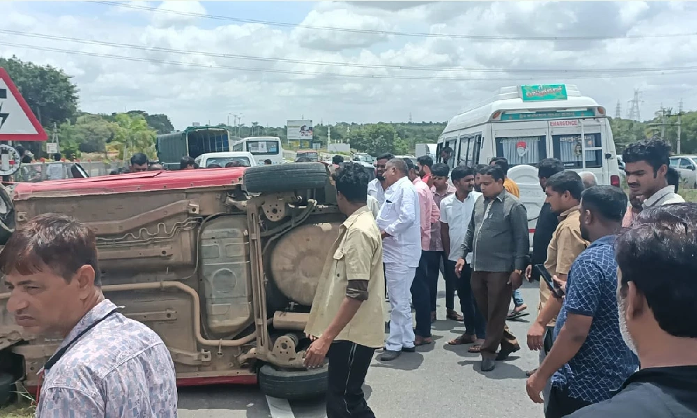 car accident in ramanagar every one escaped in injury