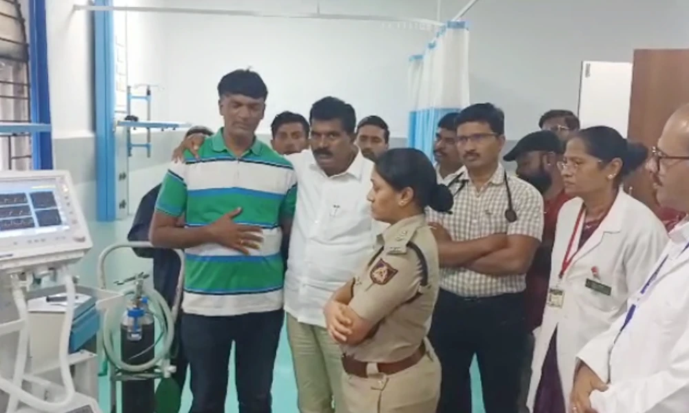 sahana moses husband Roobi with doctors in Chikkamagaluru district hospital