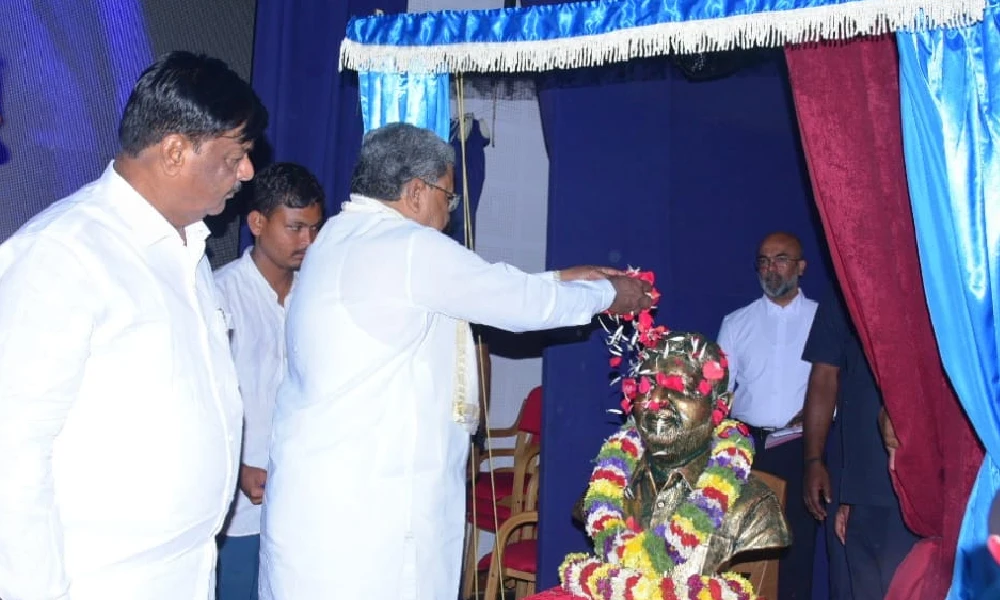 CM siddaramaiah pays floral tributes to Dr Siddalingaiahs statue