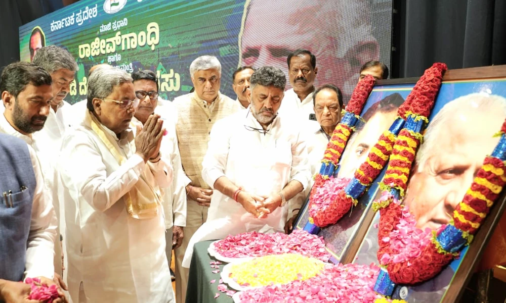 Congress leaders pay floral tributes to the portraits of Rajiv Gandhi and Devaraj Urs