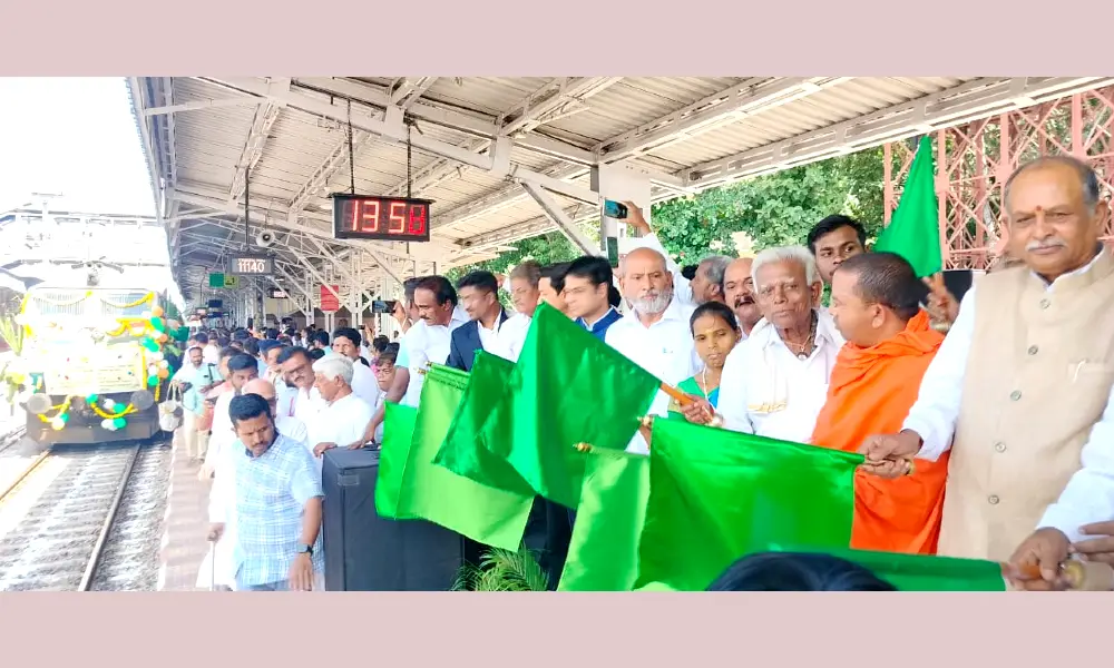 Two express trains run from Hospet to Mumbai inaguarated by Ballari MP Devendrappa and Koppala MP Karadi Sanganna