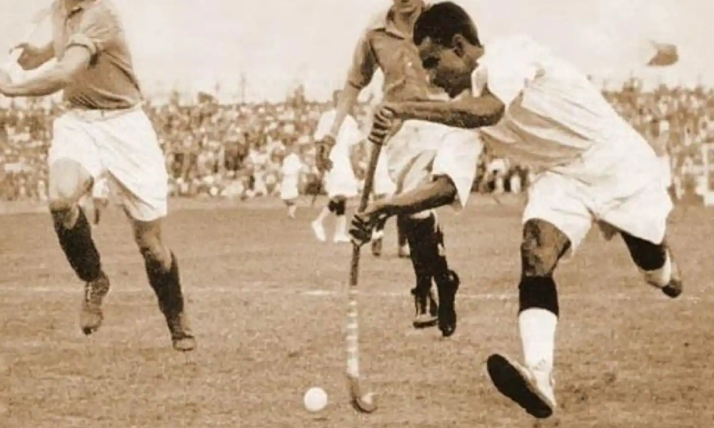 dhyan chand playing hockey