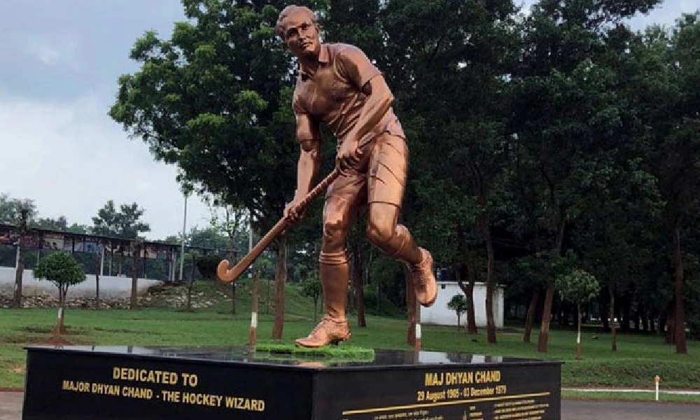 dhyan chand statue