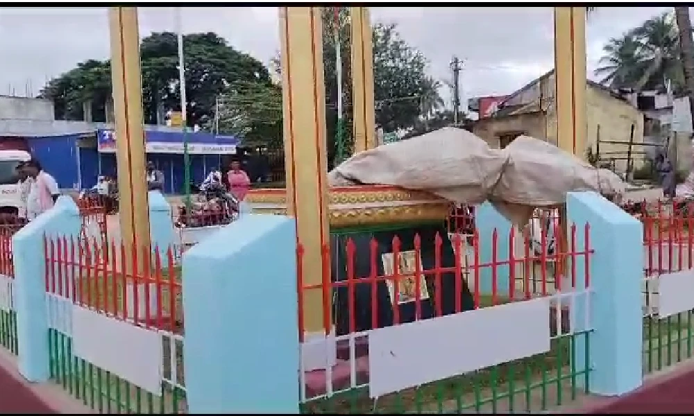 gandhi statue holehonnur