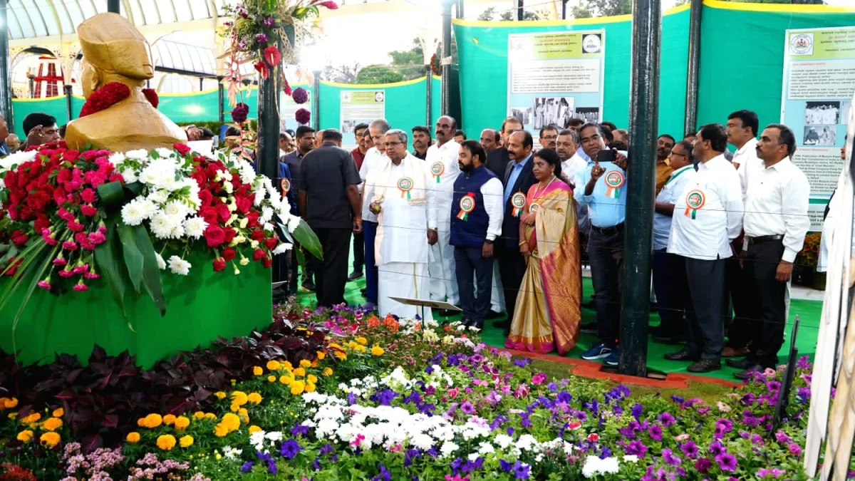CM Siddaramaiah at lalbagh flower show