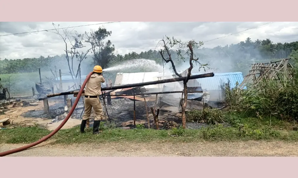 Accidental fire in Dodda Seebi village of Shira 5 huts burned