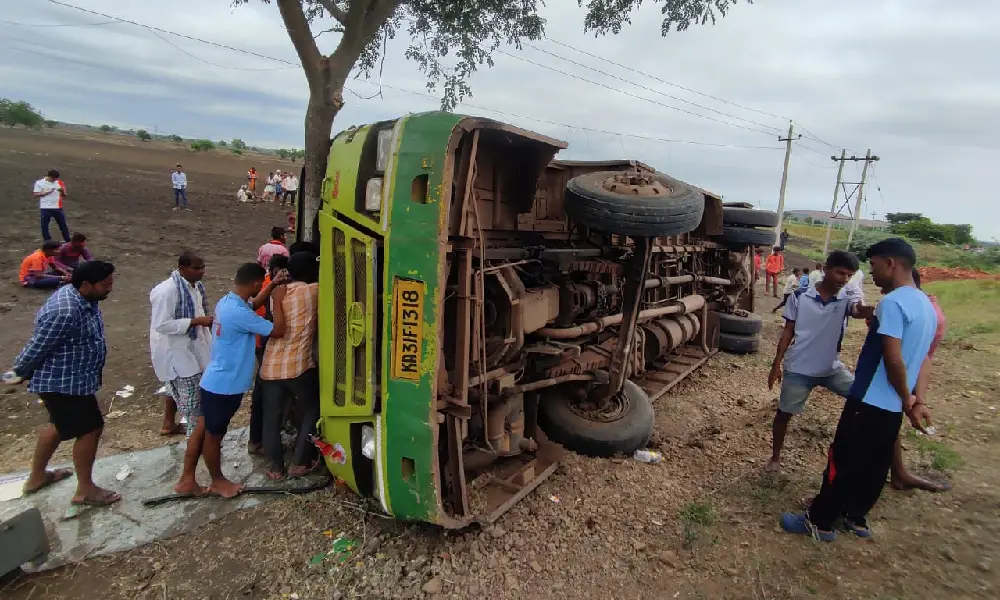 Bus Overturns after axel cut near Belagavi