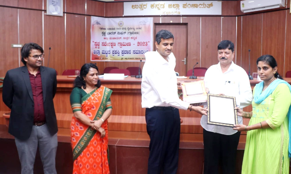 Uttara Kannada News: District Level Monthly Best PDO Awarded Hitlalli Gram Panchayat PDO G.G. Shetty was felicitated at Karwar