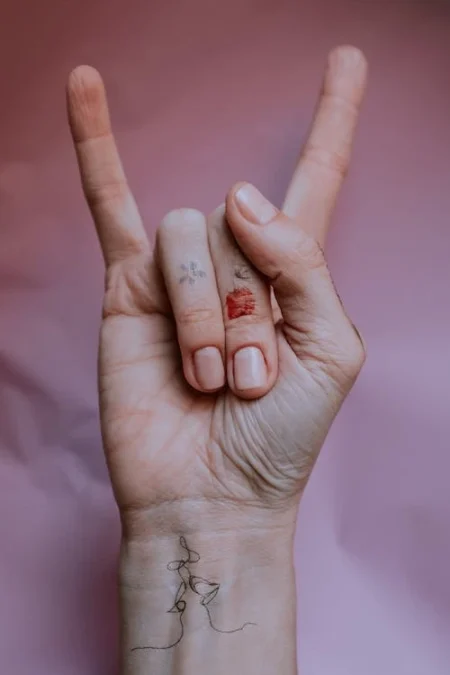 Expert opinion for finger tattoo lovers