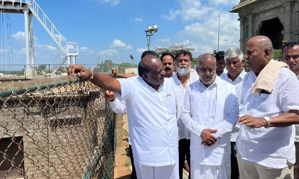 Kumaraswamy and team at KRS dam