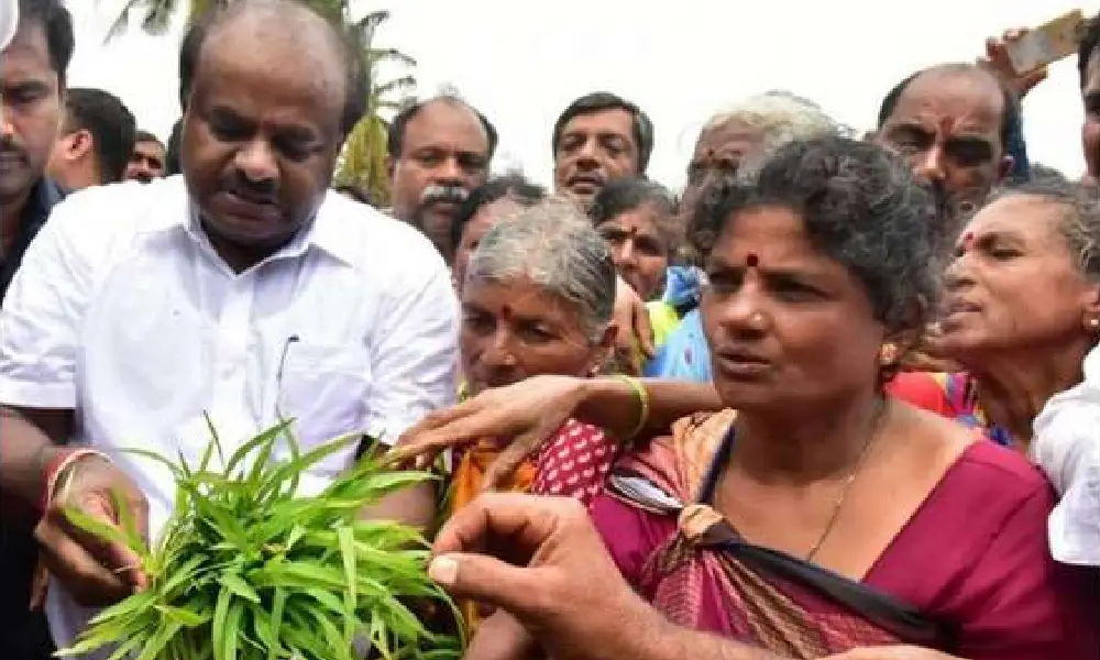 HD Kumaraswamy with Farmers