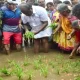 HD Kumaraswamy with farmers