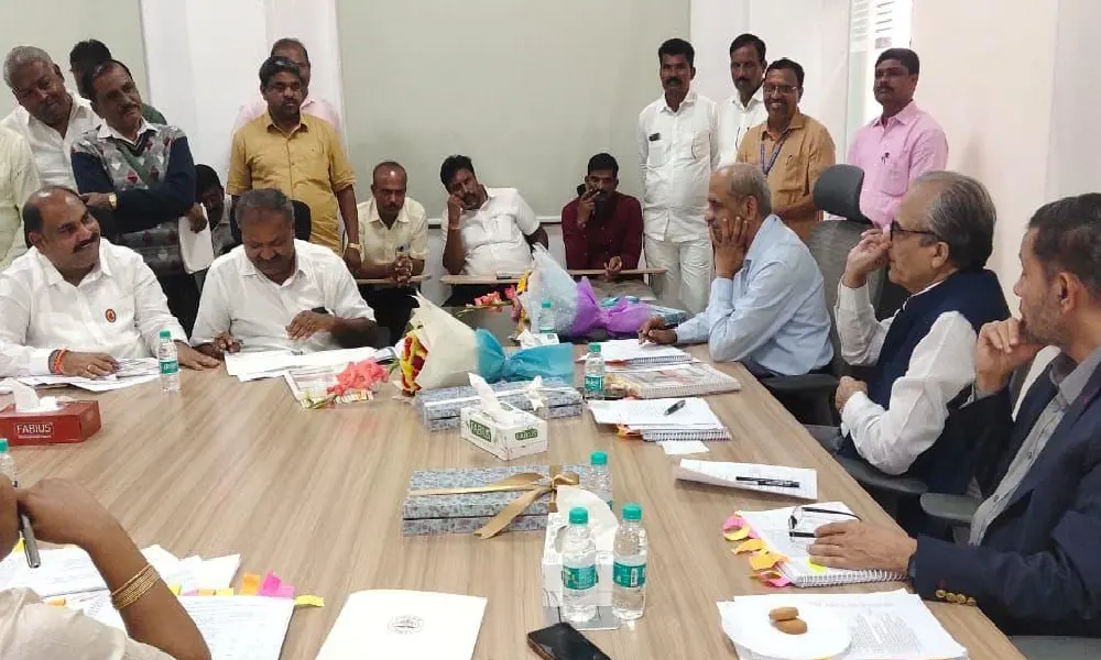 Karnataka State Primary School Teachers Association meeting with State Pay Commission