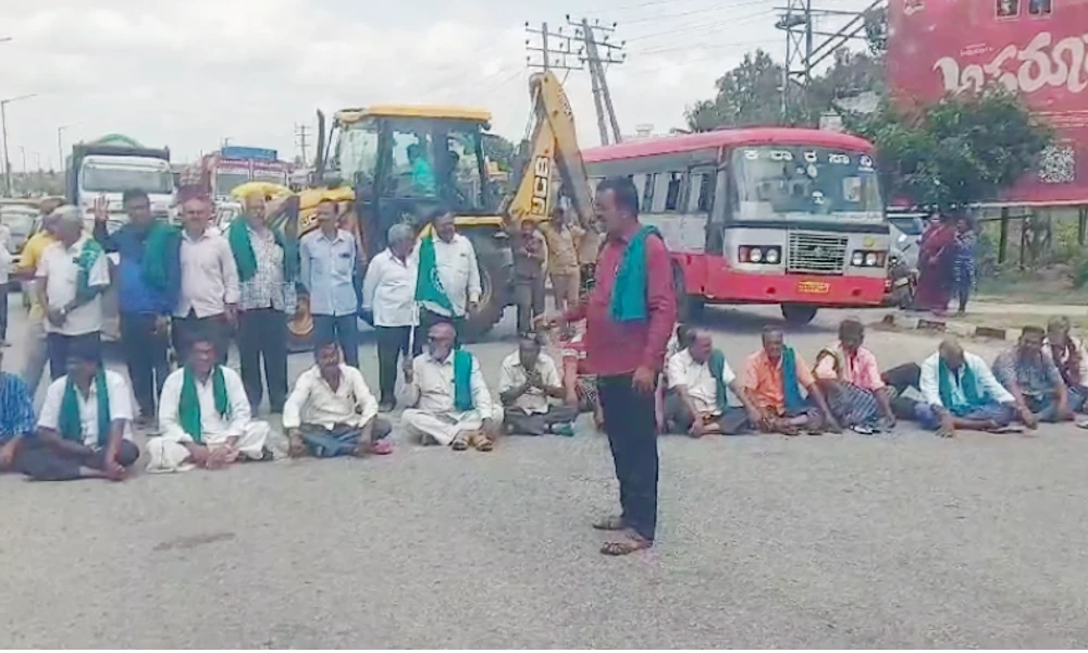 Farmers protest in Bangalore Mysore highway