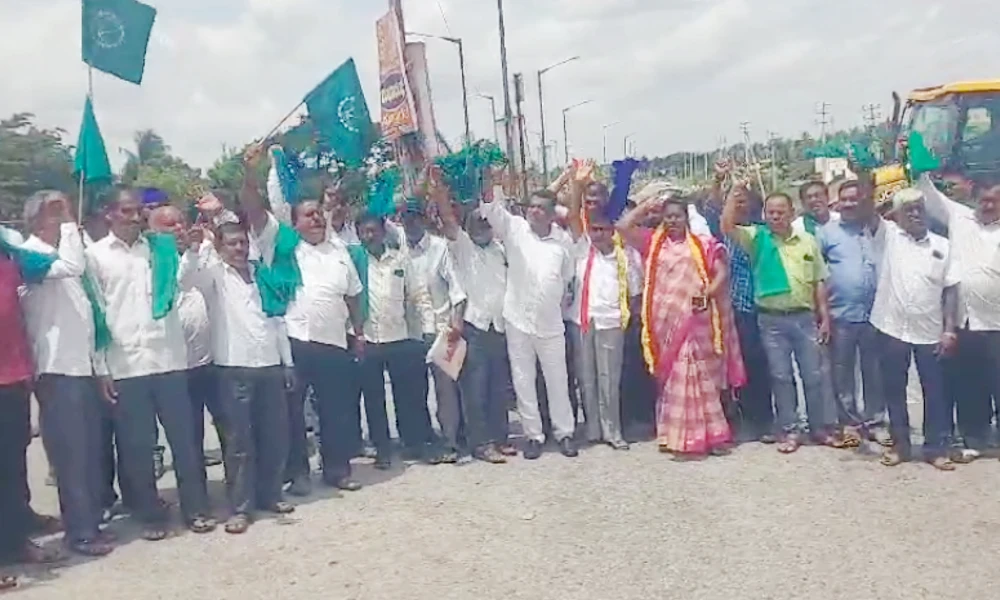 Farmers protest in Srirangapatna