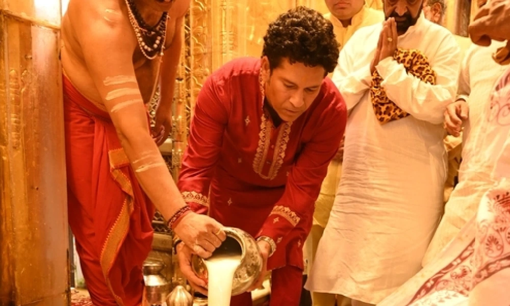 Sachin Tendulkar offers prayers to Baba Shri Kashi Vishwanath in Varanasi on Saturday