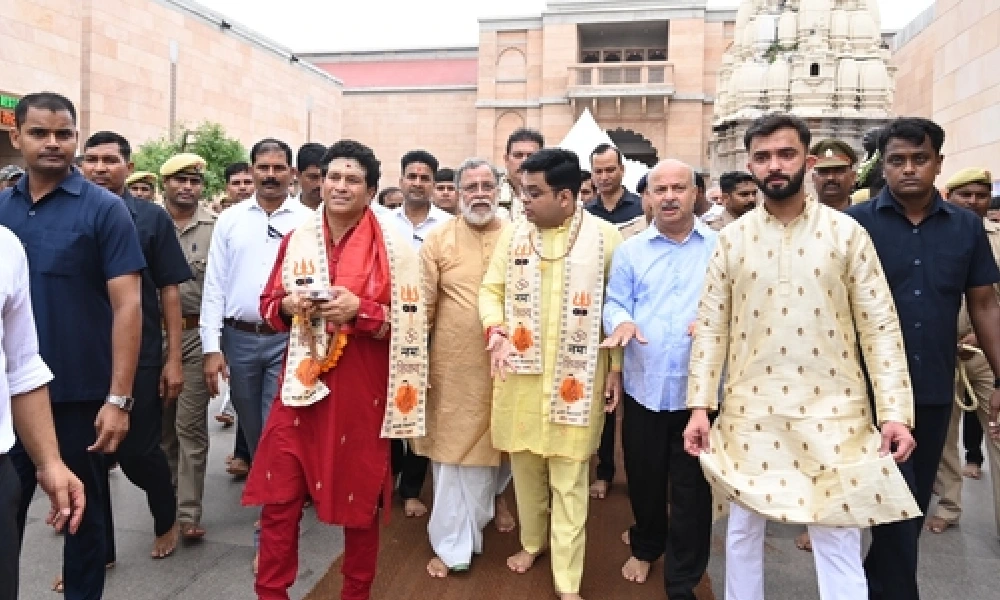 Tendulkar, Shah and others at the Kashi Vishwanath temple in Varanasi.