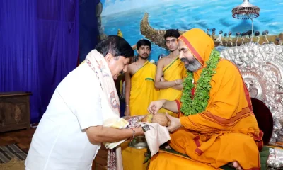 Sri Raghaveshvarabharati Mahaswamiji blessed former Home Minister Araga jnanendra at Vishnugupta Vishwavidyapeeth