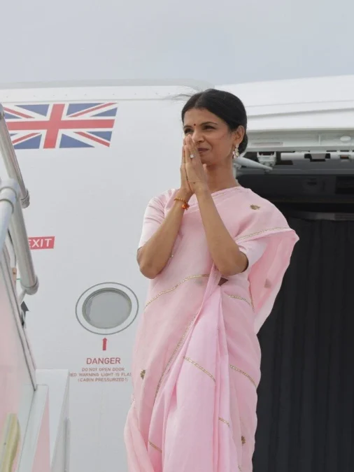 British First Lady Aksatha Murthy dressed in a simple, beautiful pale pink silk saree.