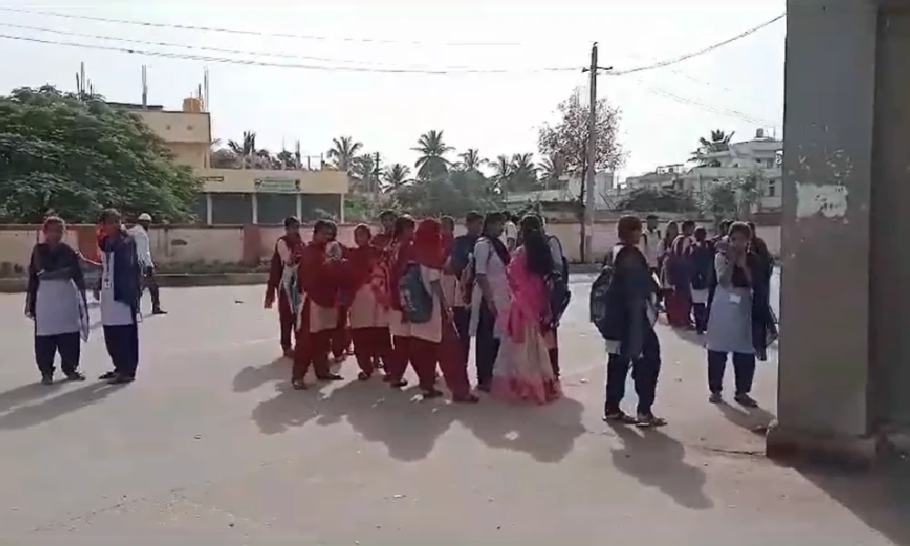 mundargi bandh effect students r waiting for Bus