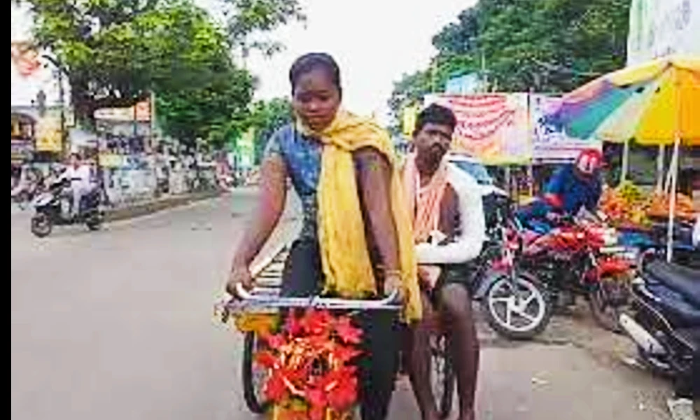 Girl pedals cart 35 km to take her father to Bhadrak hospital