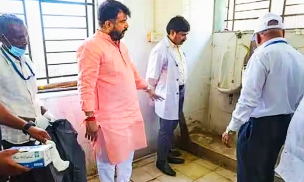 Maharashtra News, FIR Against Shiv Sena MP Who made Dean to clean toilet