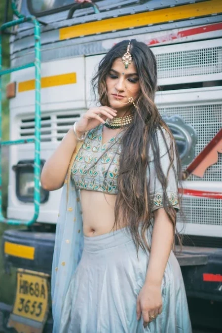 Let the gray saree styling be like this