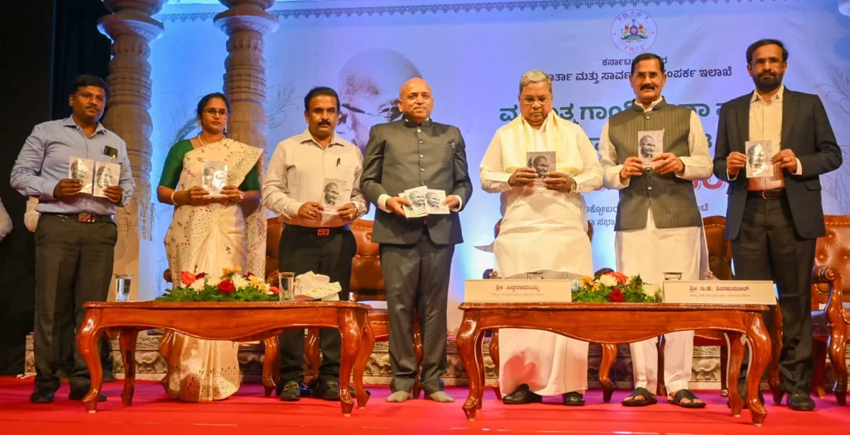 CM Siddaramaiah in Mahatma-Gandhi-Seva-Award 