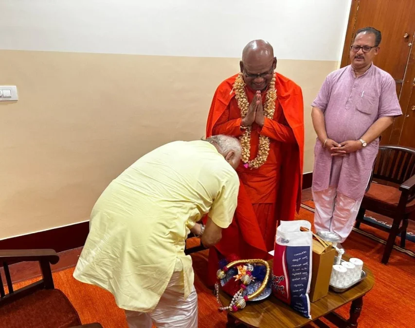 Mohan Bhagwat seeks blessings of Madara Channayya Swamiji