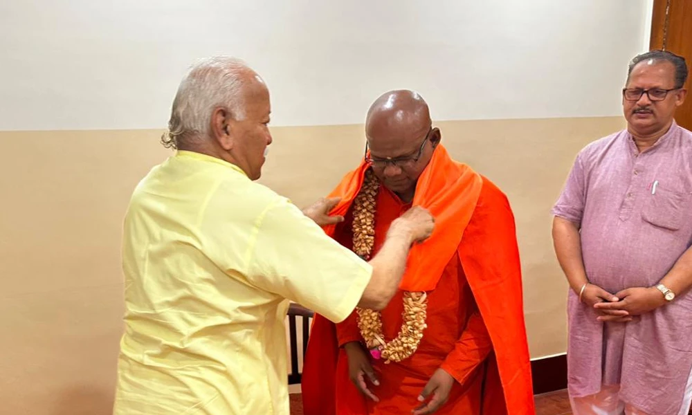 Mohan Bhagwat Meets Madara Channayya Swamiji