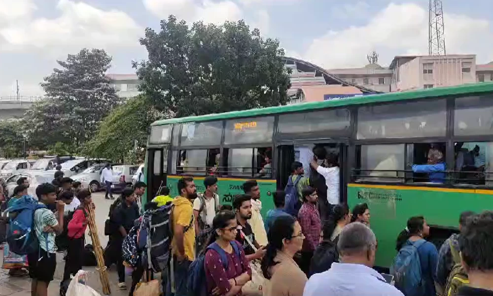 Metro Passengers using Bmtc Bus