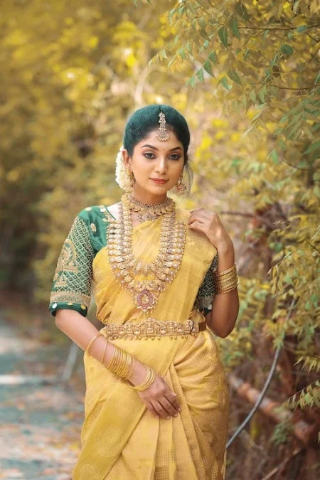 What to look like in a yellow saree?