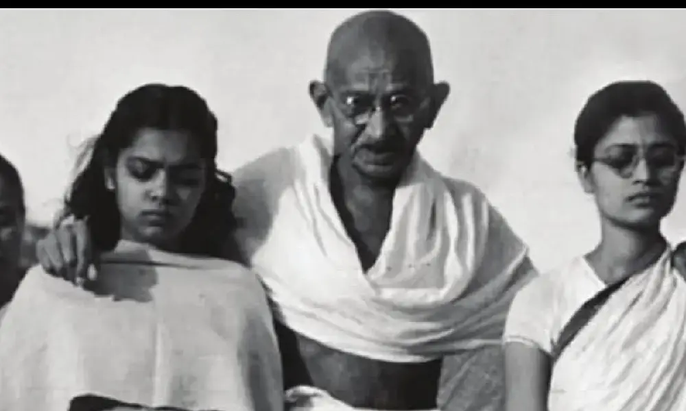 Mahatma gandhi with assistants