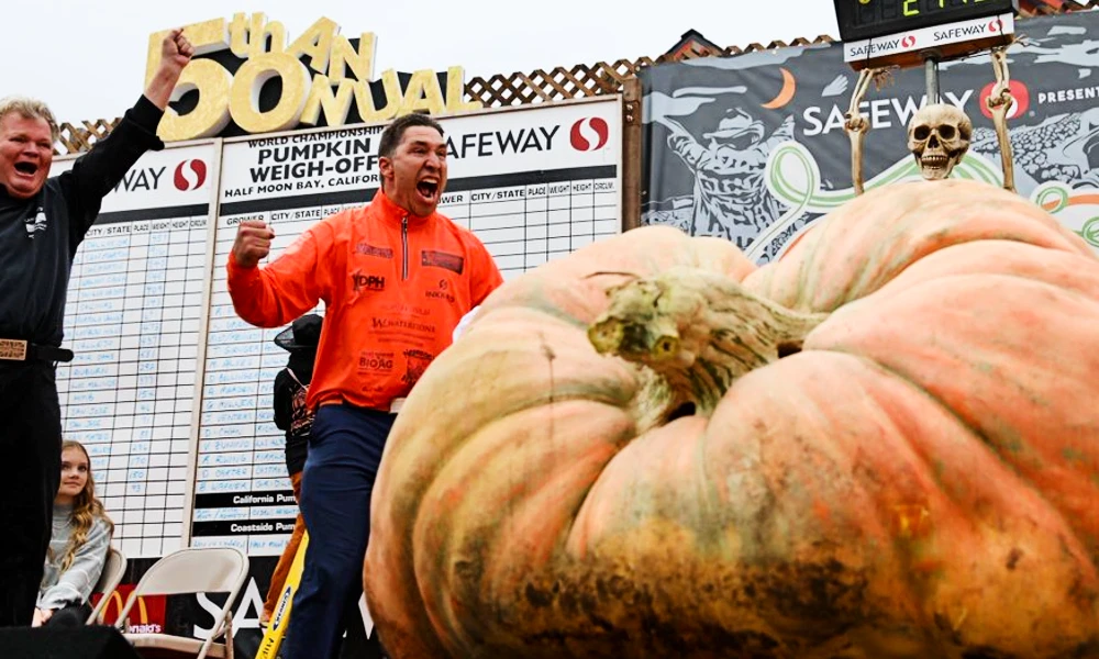 American Teacher grows record breaking 1247 kg pumpkin at his backyard