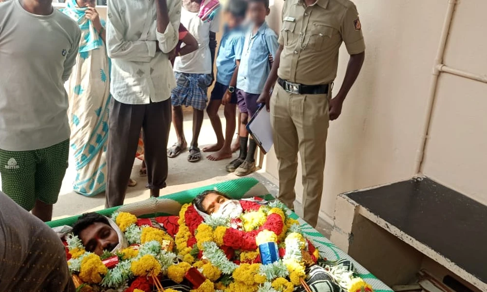 police visit sopt Tumkur couple Hanging them self in home