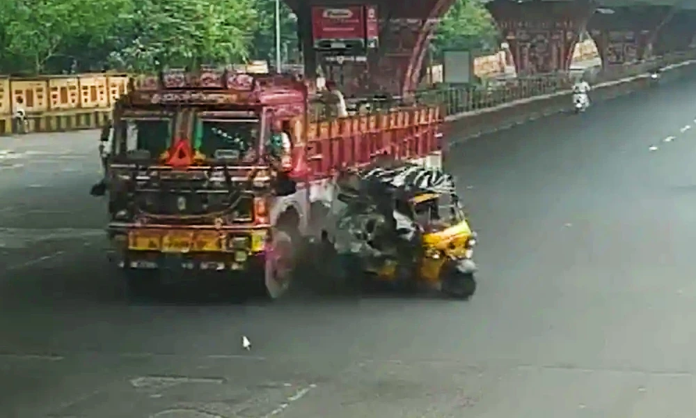 Auto hit to truck and School Children flung into air and Video viral