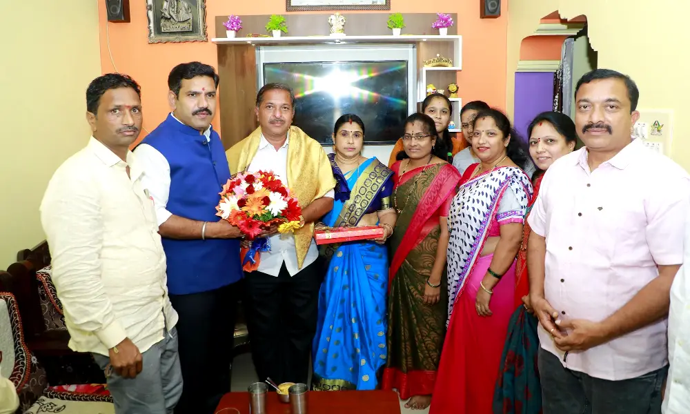 BJP State President BY Vijayendra visited the residence of Gajendra S Kordekar at Shikaripura