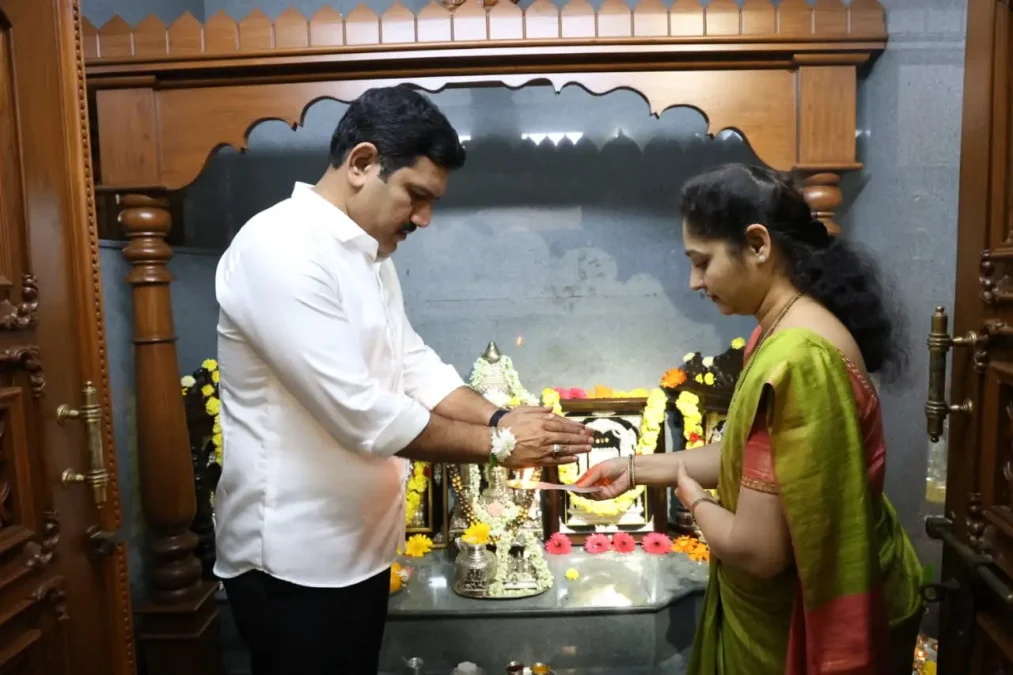 Vijayendra couple seeks blessings of god at Dhavalagiri