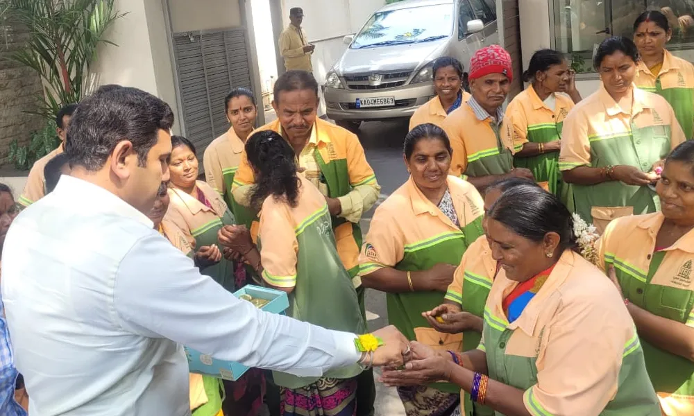 BY vijayendra meets SM Krishna and giving sweets to Pourakarmika