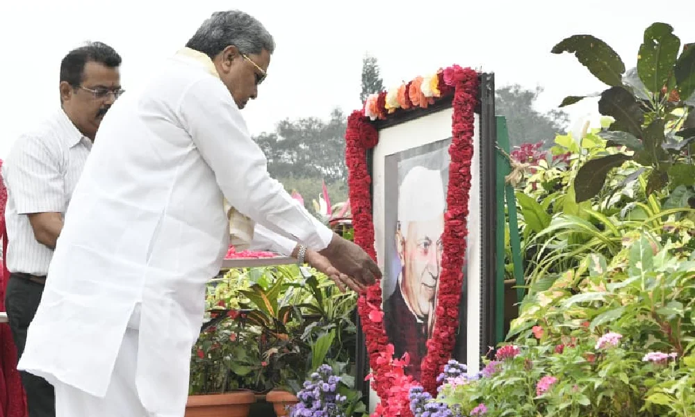 Cm Siddaramaiah pays floral tributes to former PM Jawaharlal Nehru