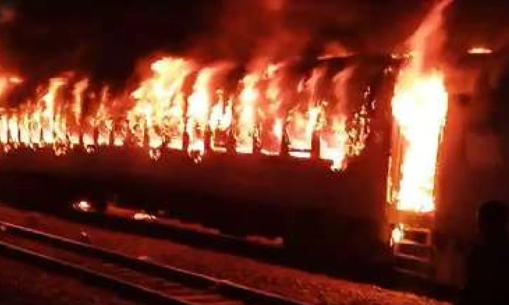 Delhi-Bihar train cath fire and eight passengers injured