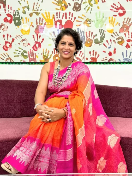 a woman wear mixedcolore saree and she is setting