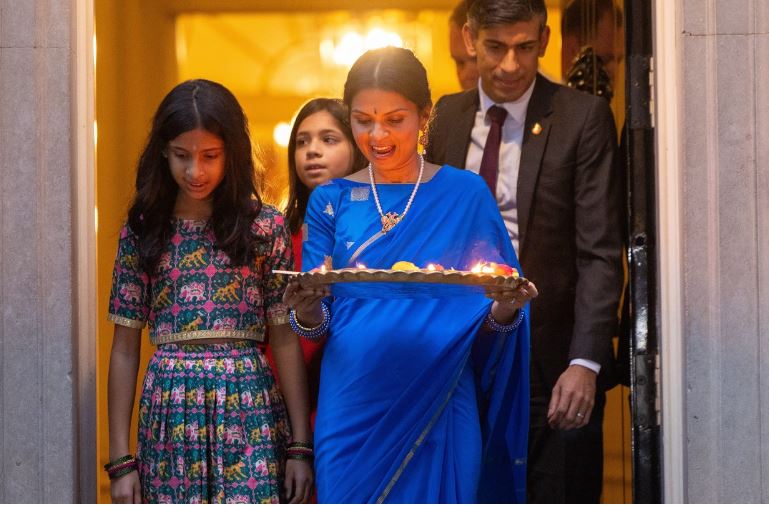 Diwali in British PM's office! Akshata Murthy fashionable dress caught attention