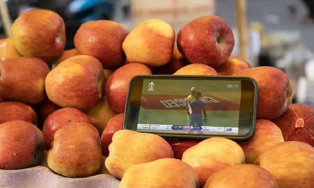 How do you like them apples... helping people watch the final on a mobile phone